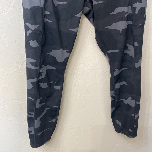 Athleta black camo crop leggings size XL. - Picture 3 of 16